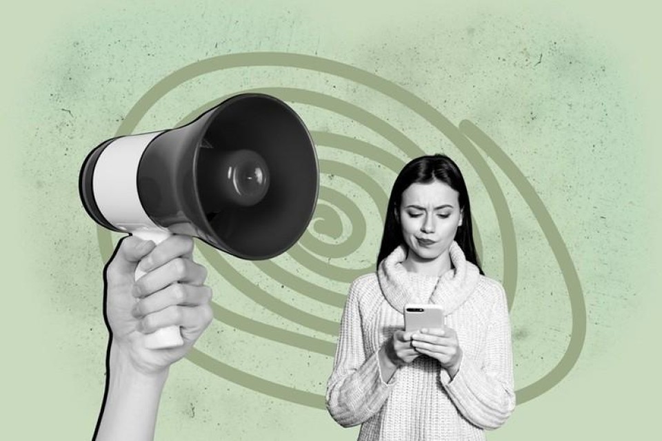 Groene achtergrond, meisje scrollt op smartphone, erboven een megafoon