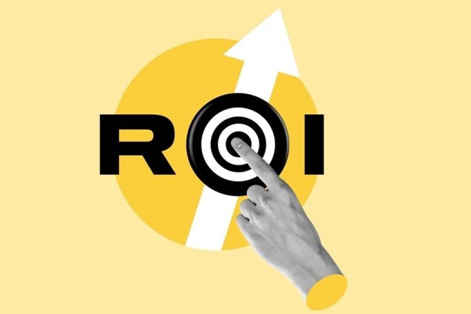 In zwarte letters ROI op gele achtergrond, de O is afgebeeld als een knop. Een losse hand drukt op de knop.