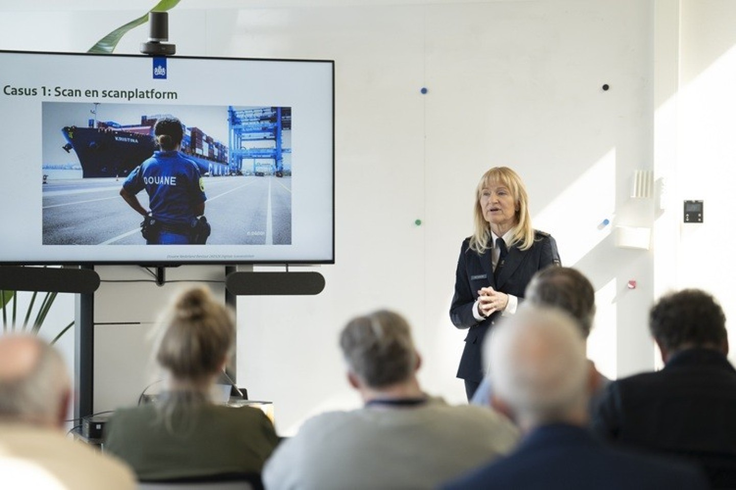 Nanette van Schelven met presentatie op scherm