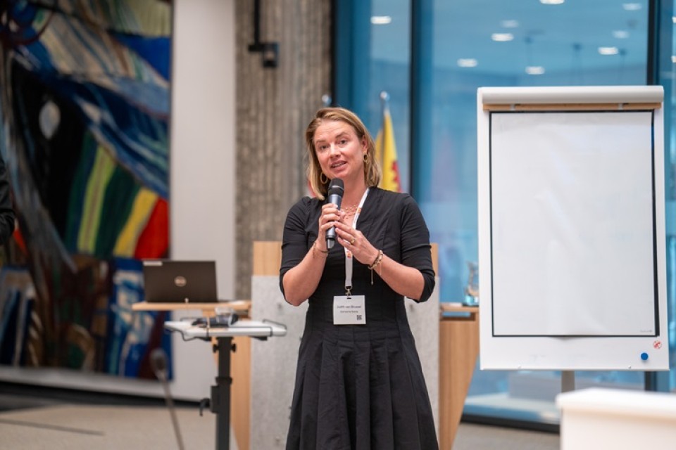Judith van Brussel van Bredata tijdens de presentatie