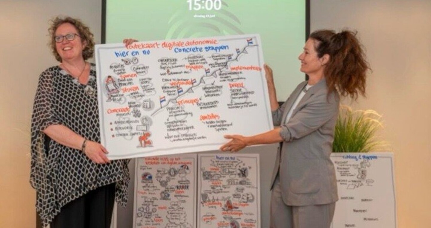 Secretaris-generaal OCW Loes Mulder presenteert de gemaakt afspraken tijdens de werkconferentie.