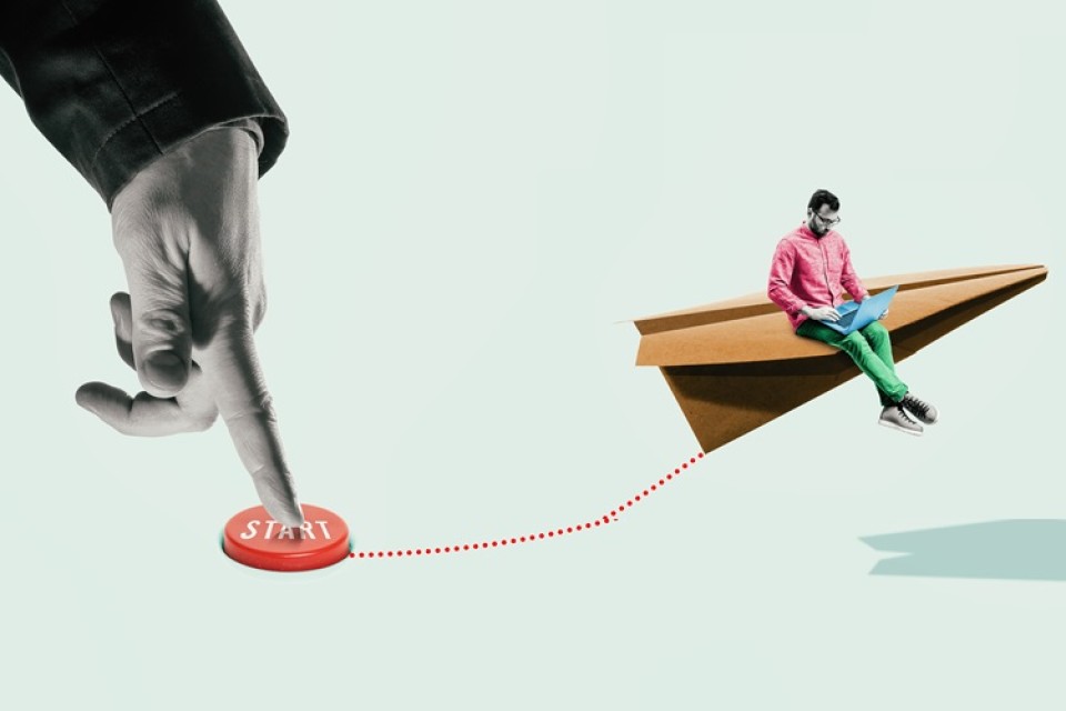 Vinger drukt op startknop