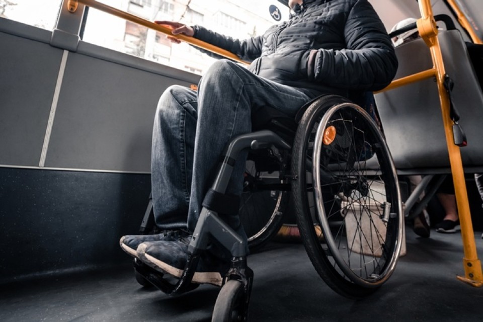 man in rolstoel in regionale bus