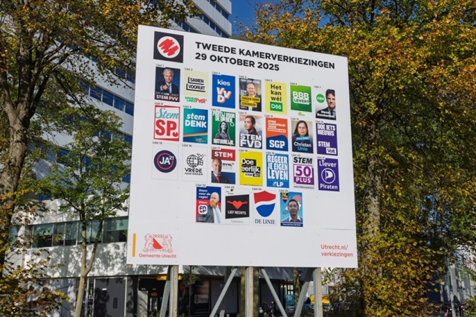 Bord met verkiezingsposters oktober 2025