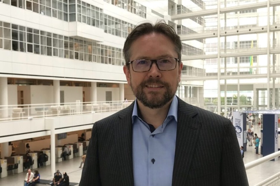 Jeroen Schipper in het gemeentehuis Den Haag, foto gemeente Den Haag